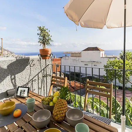 Arrifes I By An Island